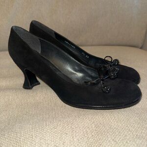Vintage Stuart Weitzman Black Kitten Heels With Patent Leather Bow Size 7.5 AA
